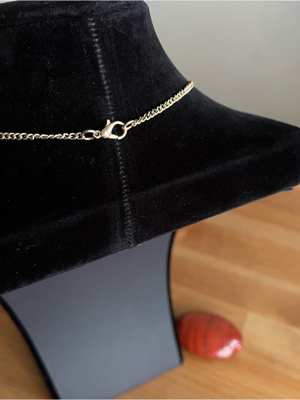 Vintage style pendant, gold tone, 22 inch lobster clasp closure necklace - Picture 5 of 7